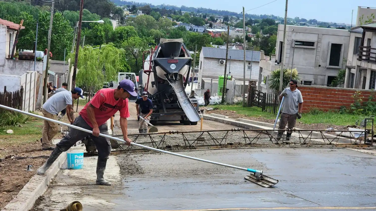 Con trabajos en la calle Picheuta el Municipio continúa con el plan de pavimentación