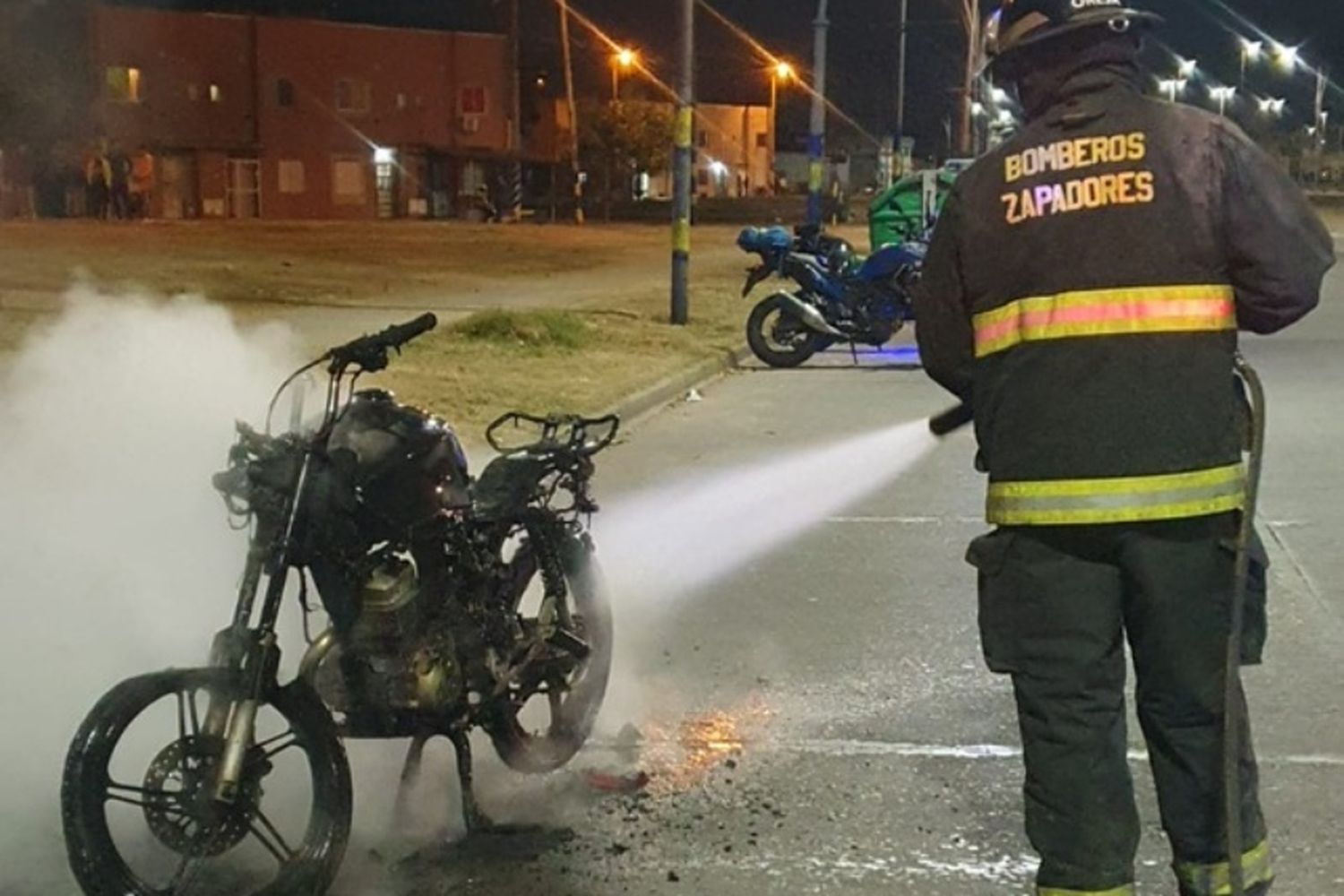 Tensión en zona norte: lo frenaron en un control, no tenía papeles e incendió su moto