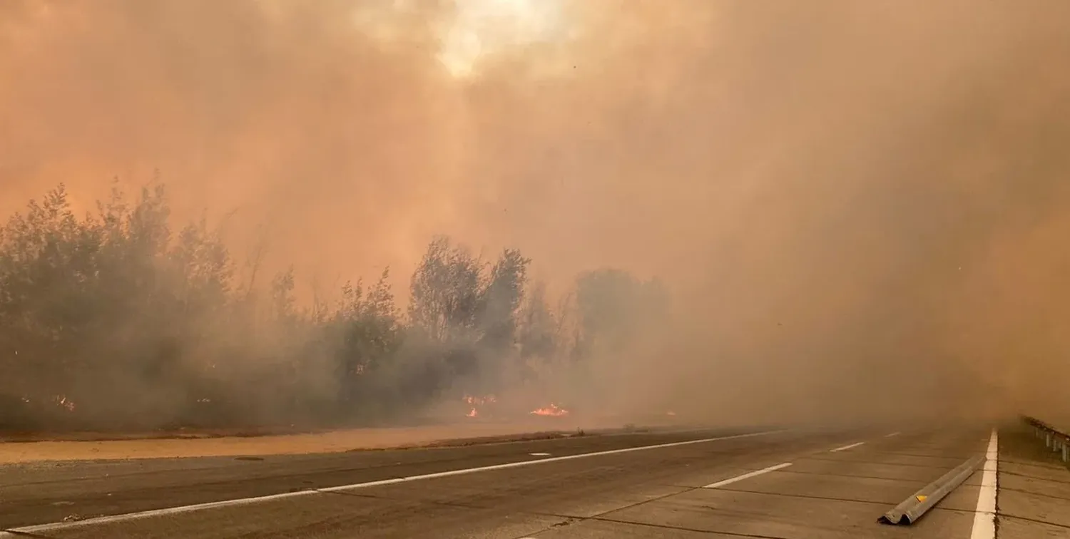 El fuego y humo sobre las rutas chilenas. Crédito: Reuters.