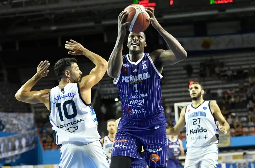 Todo sigue igual: Peñarol volvió a ganar en el Polideportivo