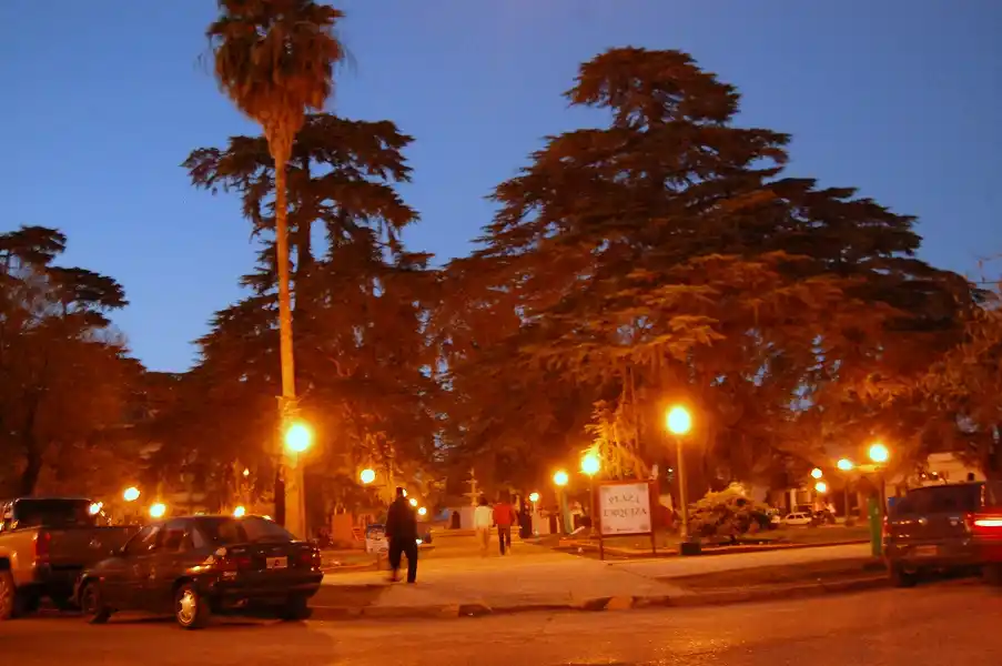 Tarde fresca y cielo despejado en la ciudad 