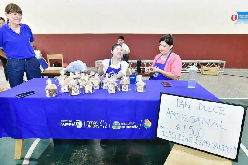 Estudiantes de escuelas especiales comercializaron
productos navideños en la feria paippera