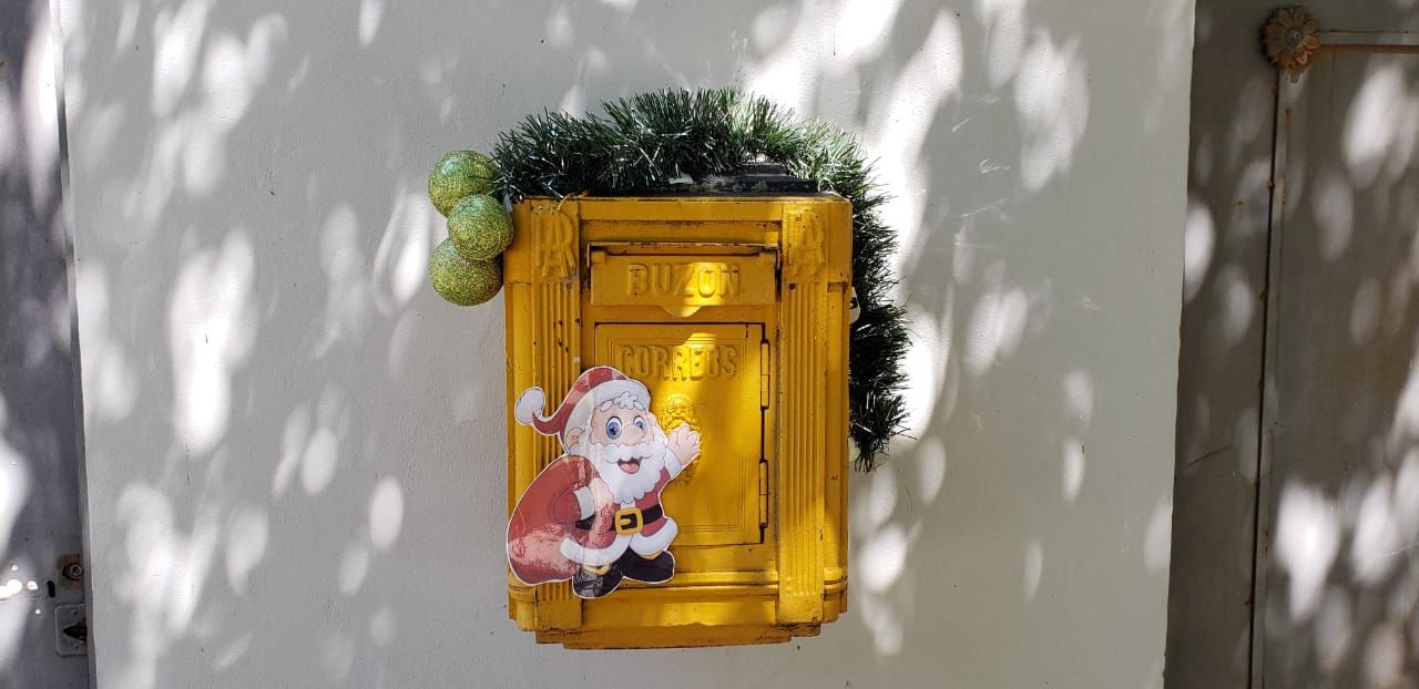 Escribí una carta a Papá Noel contándole o preguntándole algo y deposítala en el buzón del museo