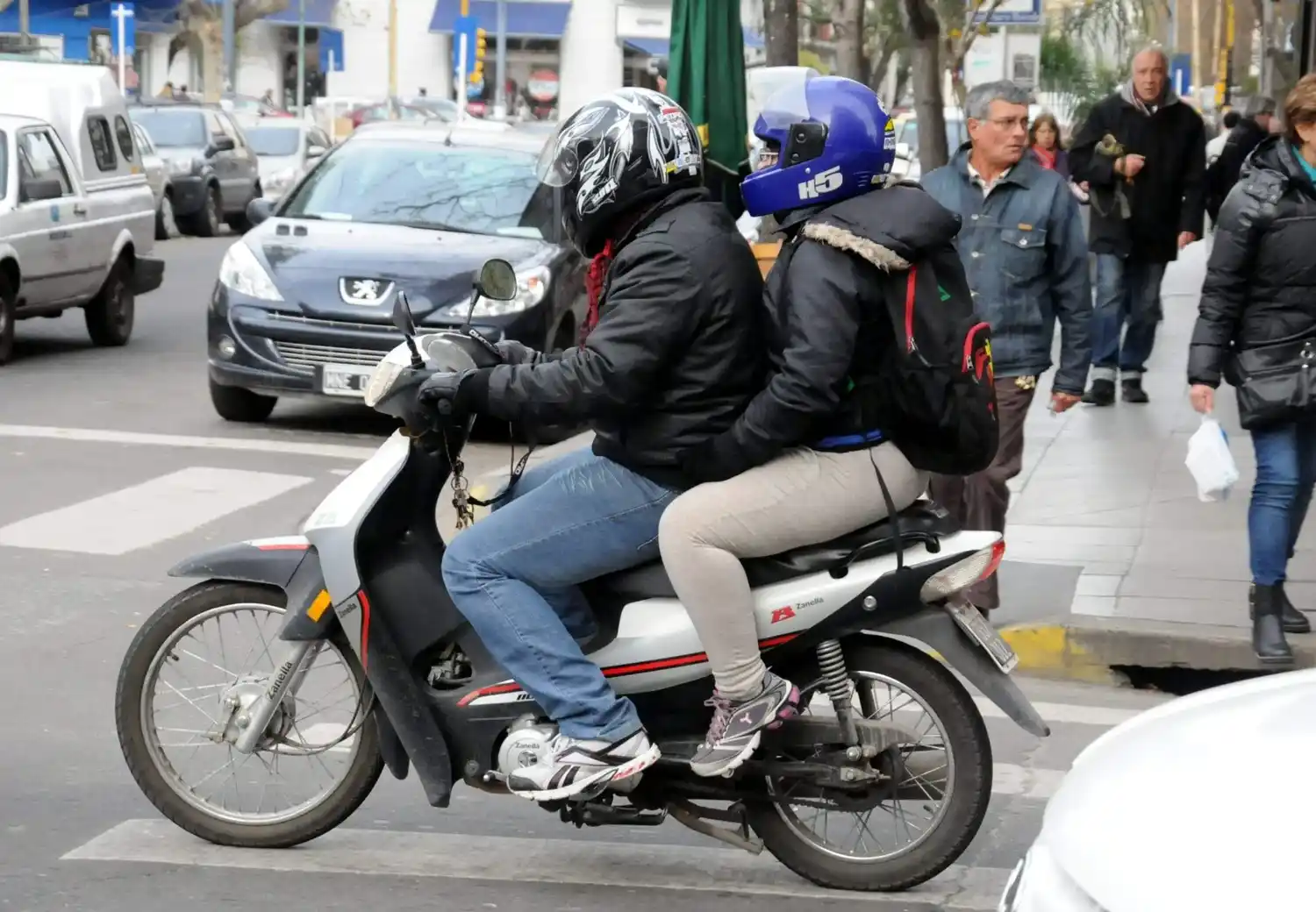 Delincuentes pidieron un viaje en moto por una aplicación y cometieron un robo piraña en barrio Industrial