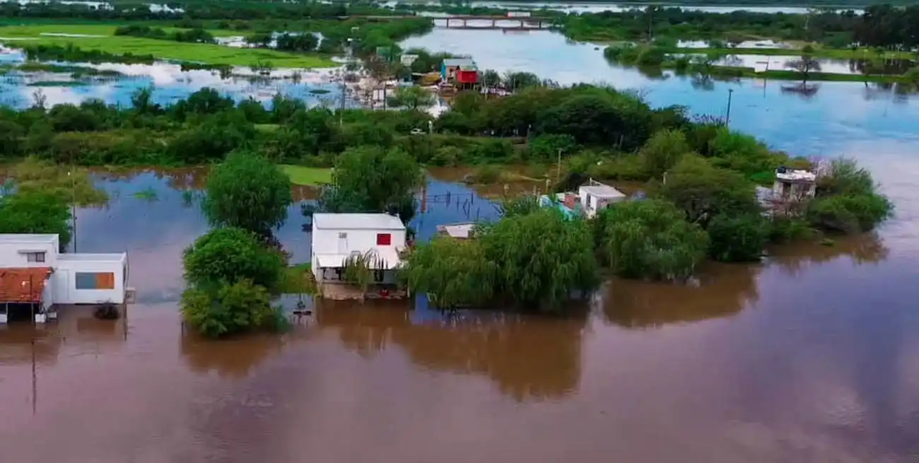El río Salado creció mucho tras las semanas de lluvias y ya generó desbordes cerca de Esperanza