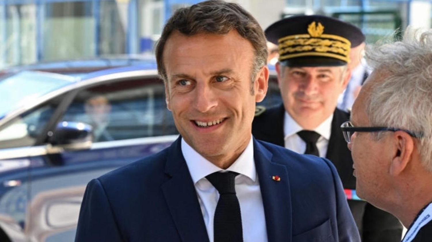 ¿AGRESIÓN MAGNA? Macron se convierte en pera de boxeo de los franceses (video)