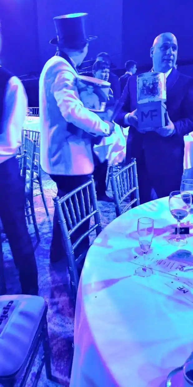 El mediático que “se robó” uno de los centros de mesa de los Martín Fierro