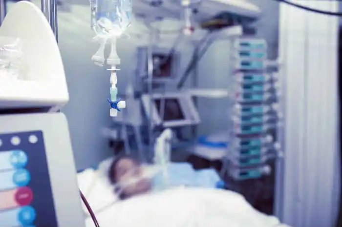 Un bebé fue hallado muerto en un lavarropas: su madre está grave