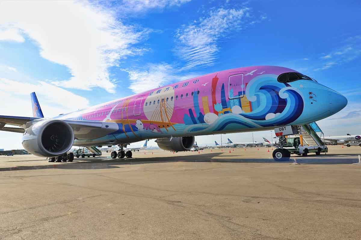 El Airbus A350 más colorido del mundo fue revelado en una celebración deportiva