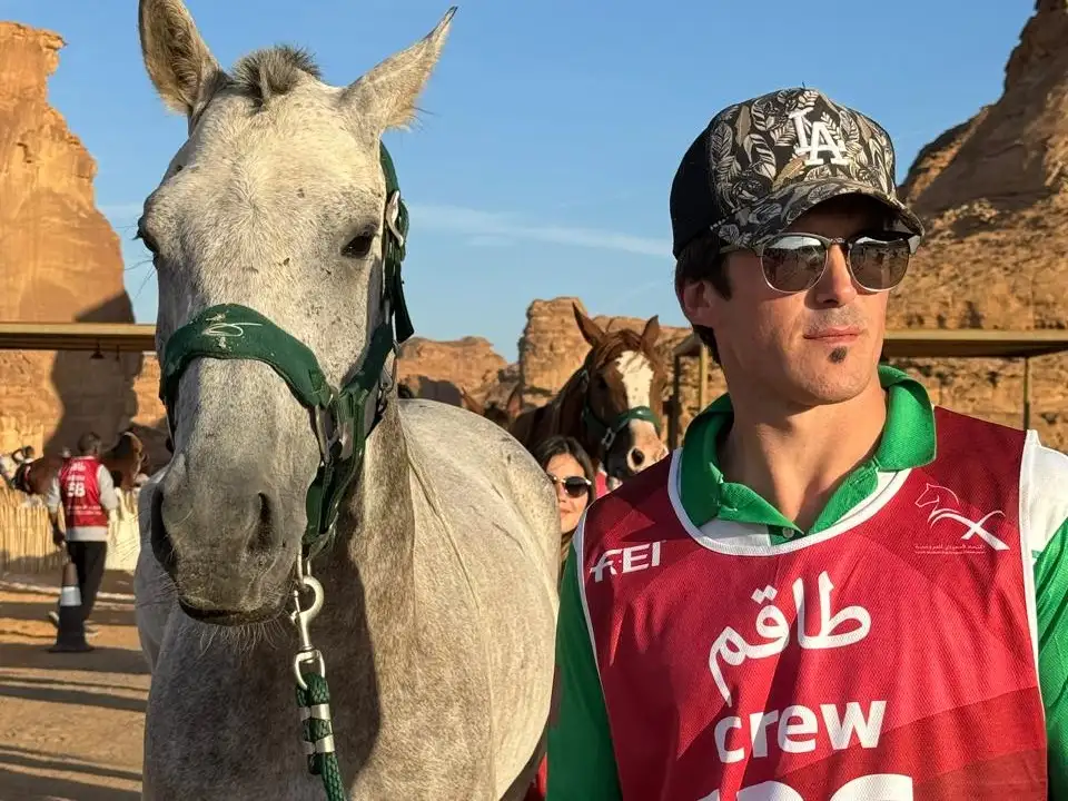 Facundo Dillon, en Medio Oriente o en Tandil, siempre junto a un caballo.