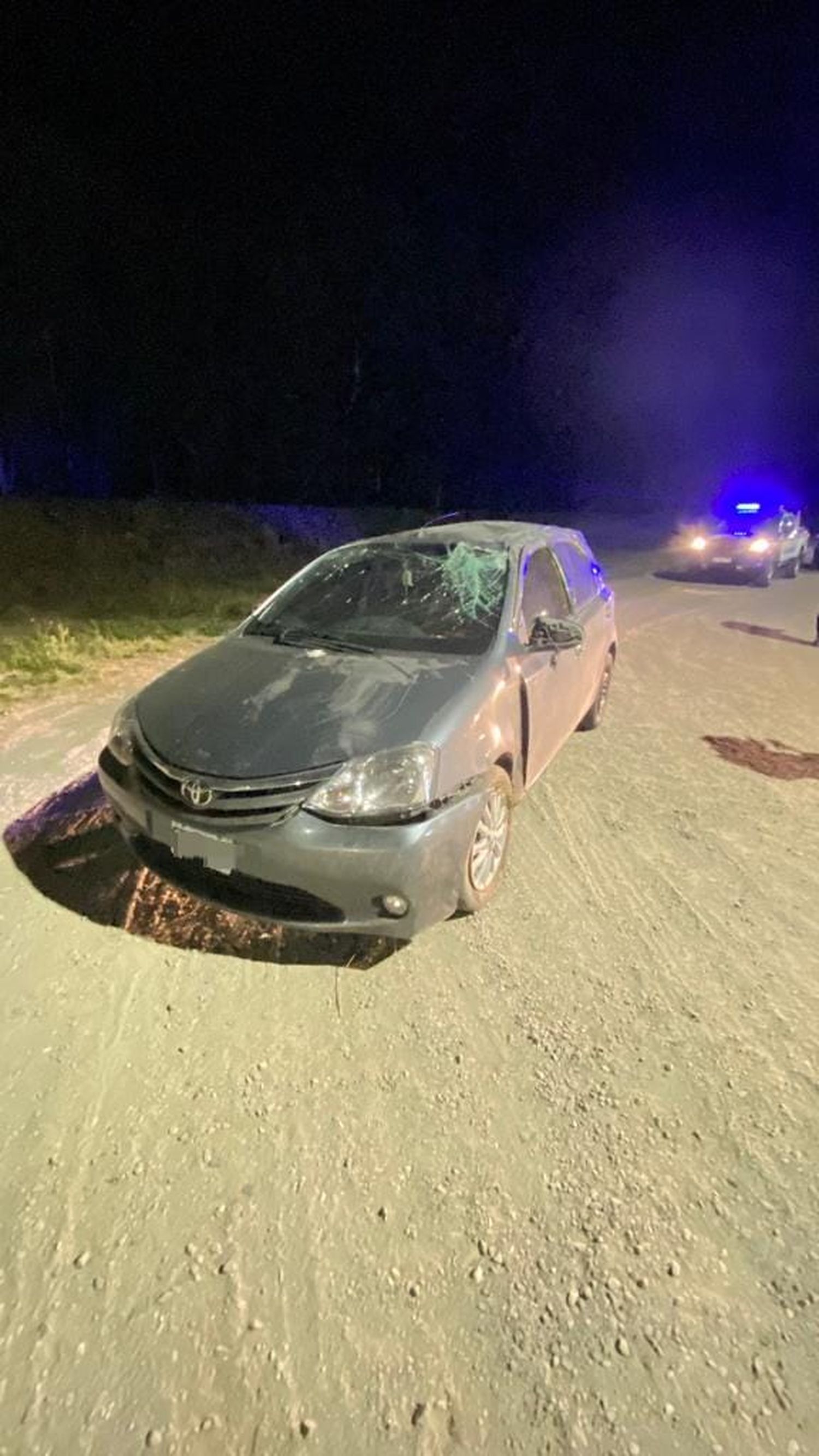 El automóvil maniobrado por el joven.