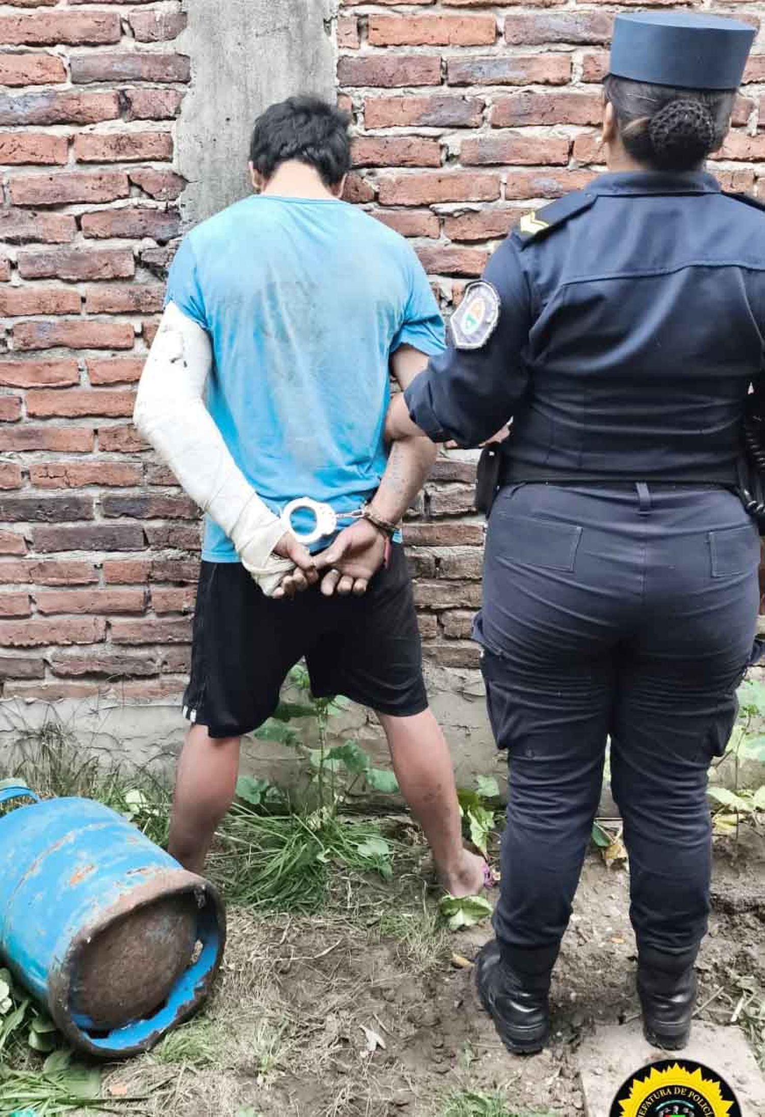 Detendido en el patio de una vivienda con una garrafa