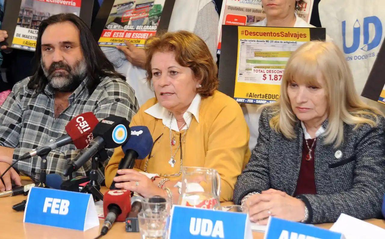 Docentes irán al paro si el gobierno «no liquida devolución de descuentos el lunes»