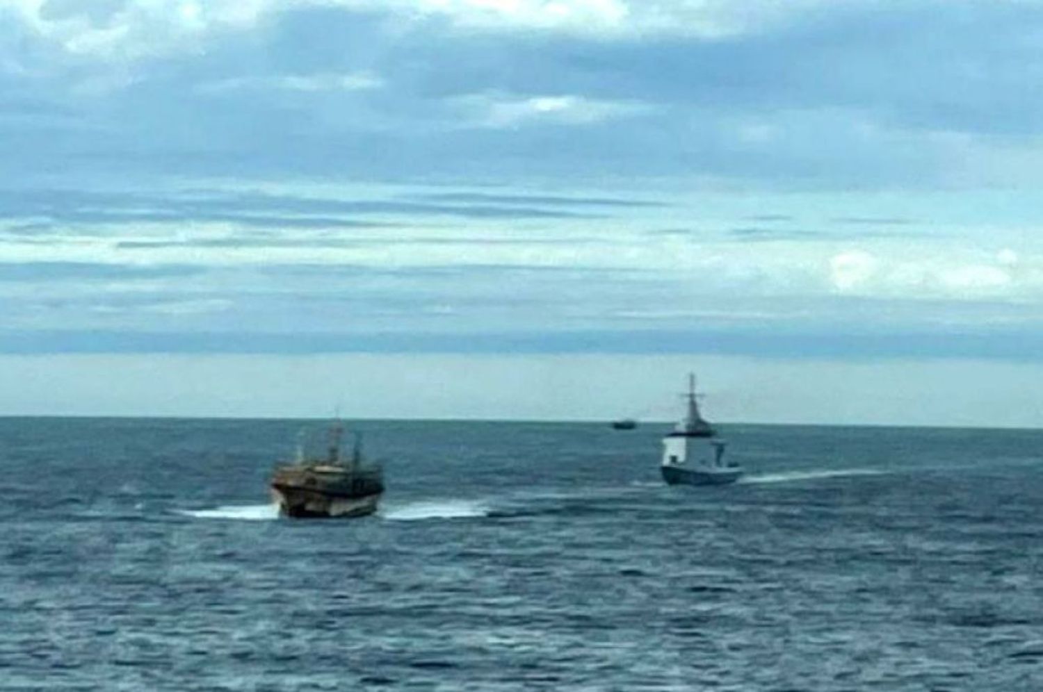 La Armada continúa con el monitoreo de la flota pesquera que llega del Pacífico