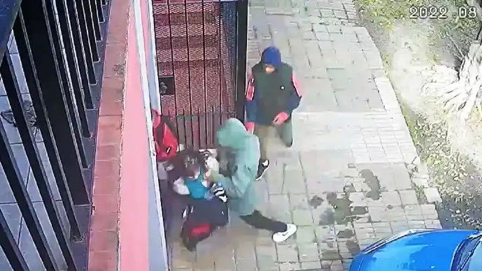 Cinco menores le robaron el auto a una abuela delante de su nieto en Avellaneda: Hace un mes le hurtaron otro coche