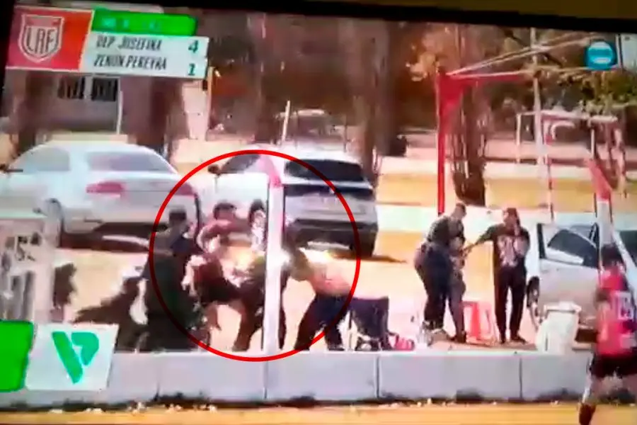 Brutal agresión entre un jugador y simpatizantes en un partido de LRF