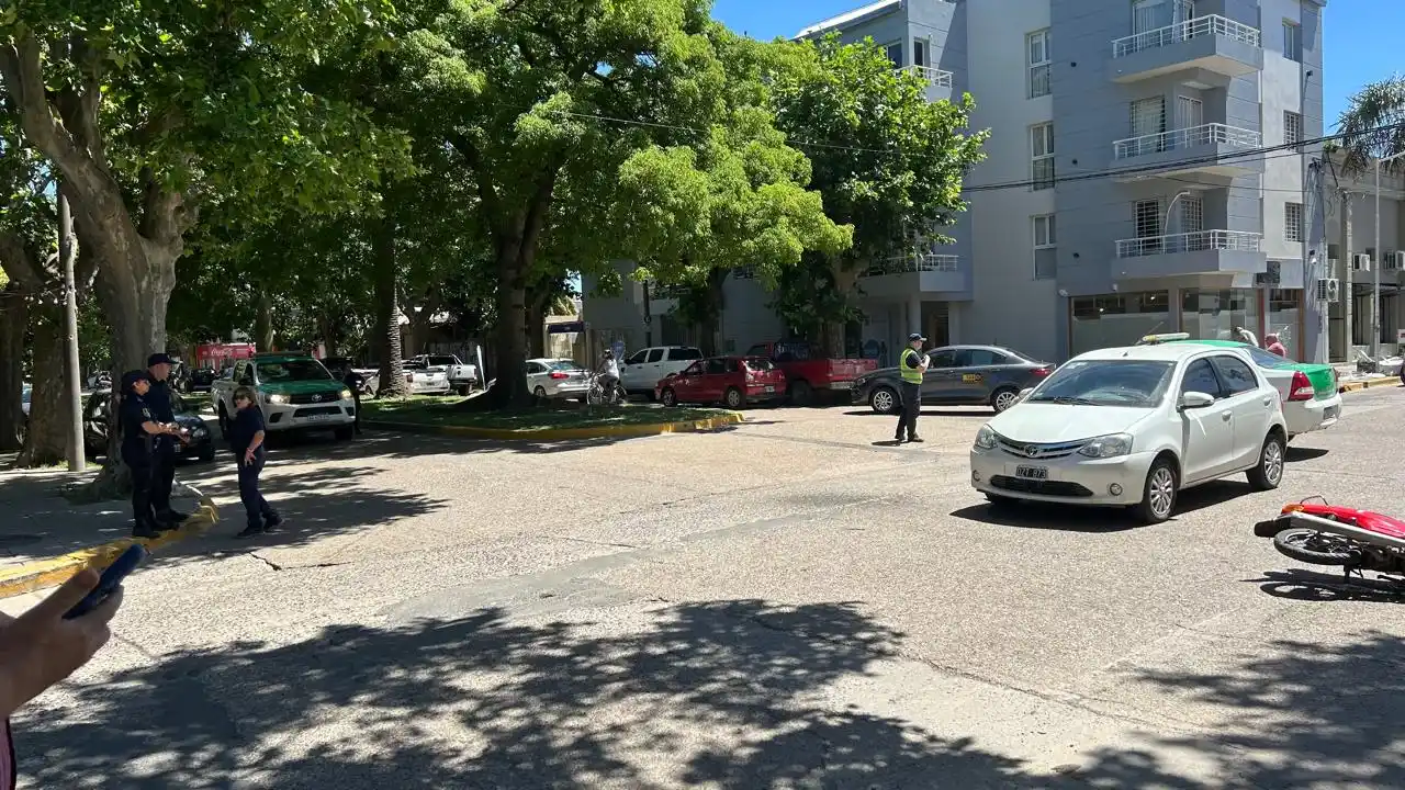 Choque entre moto y auto en 25 de Mayo y Boulevard Moreno1