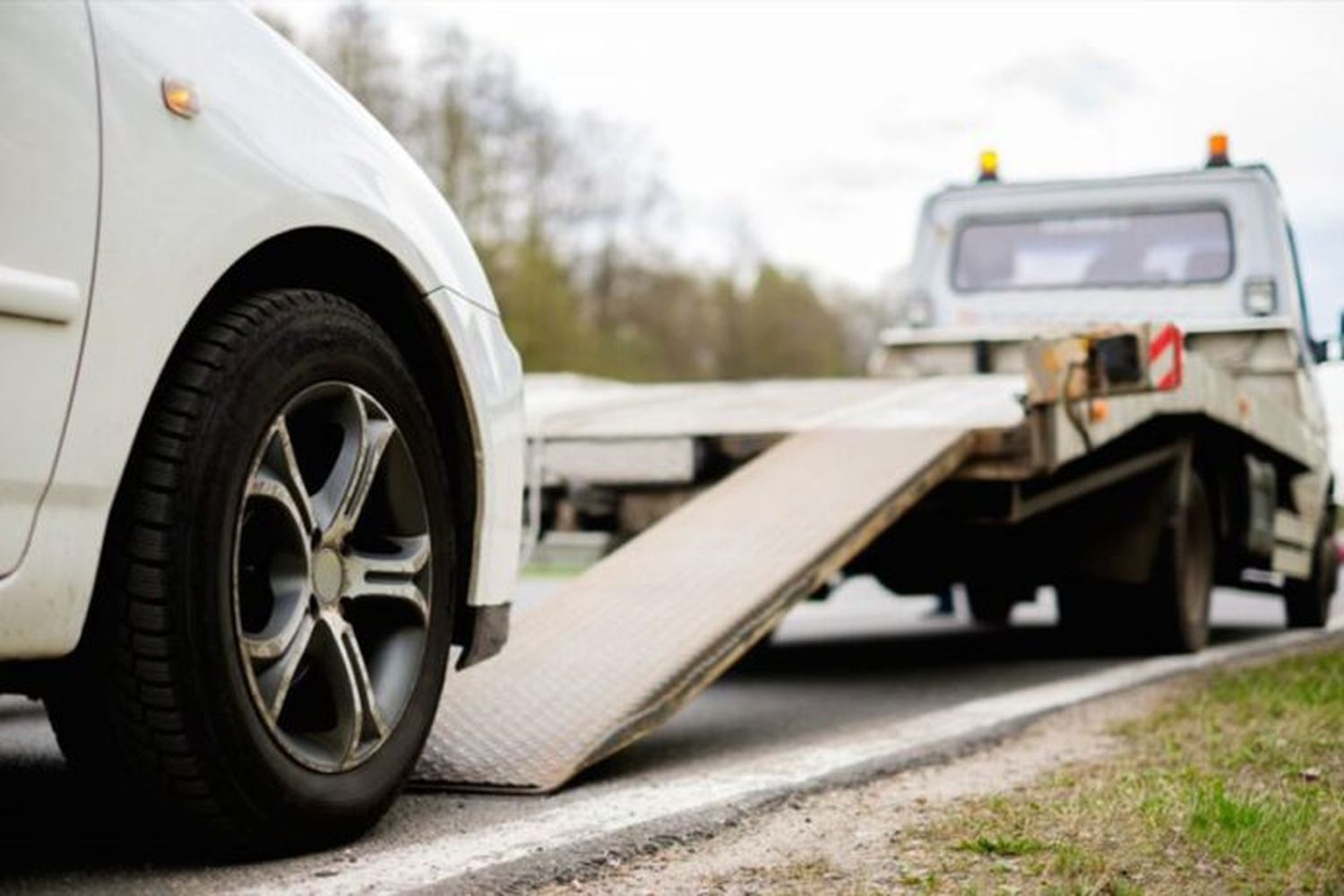 Oficializan la marcha atrás con la decisión de quitar a las grúas de los seguros de autos