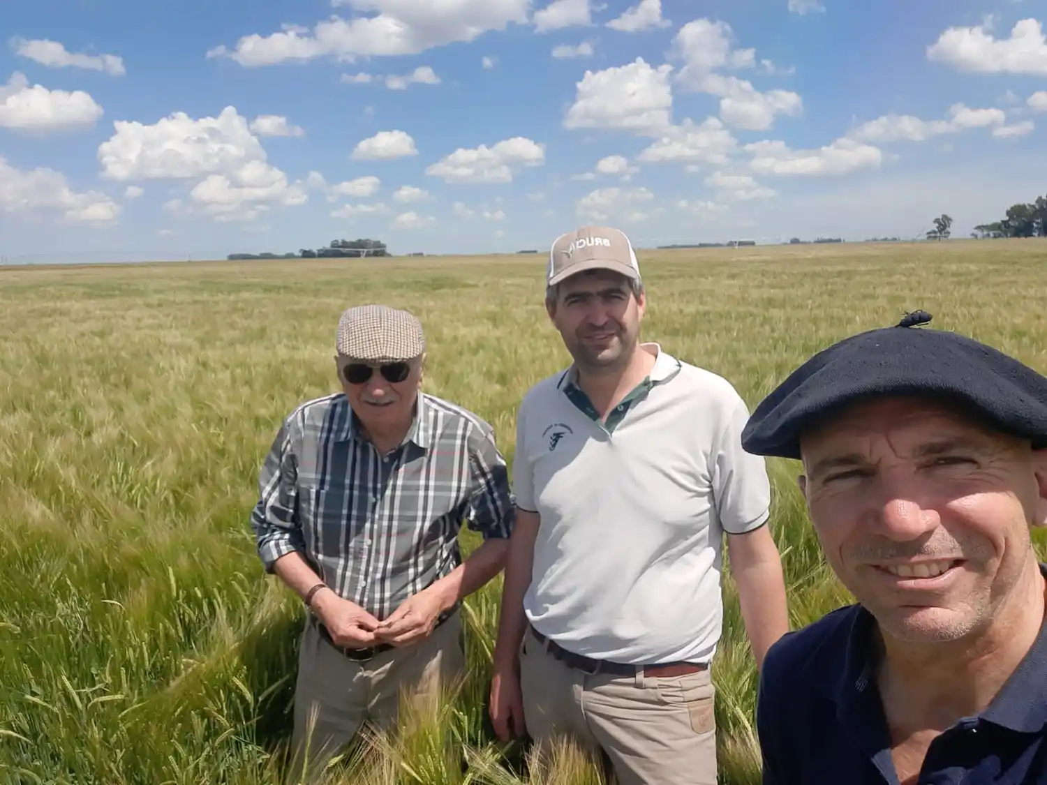 En primer plano, Fernando Loupias junto a Raúl (su padre) y al ingeniero Braian Tourn.