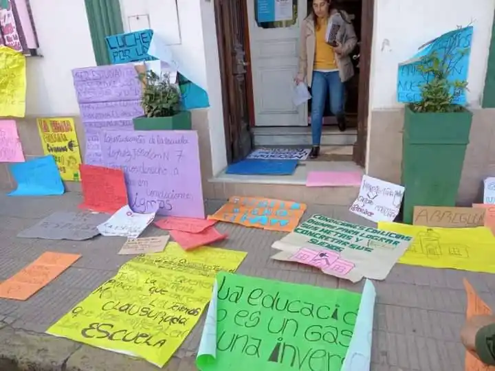 Escuela López Jordán marchó en reclamo por mejoras edilicias