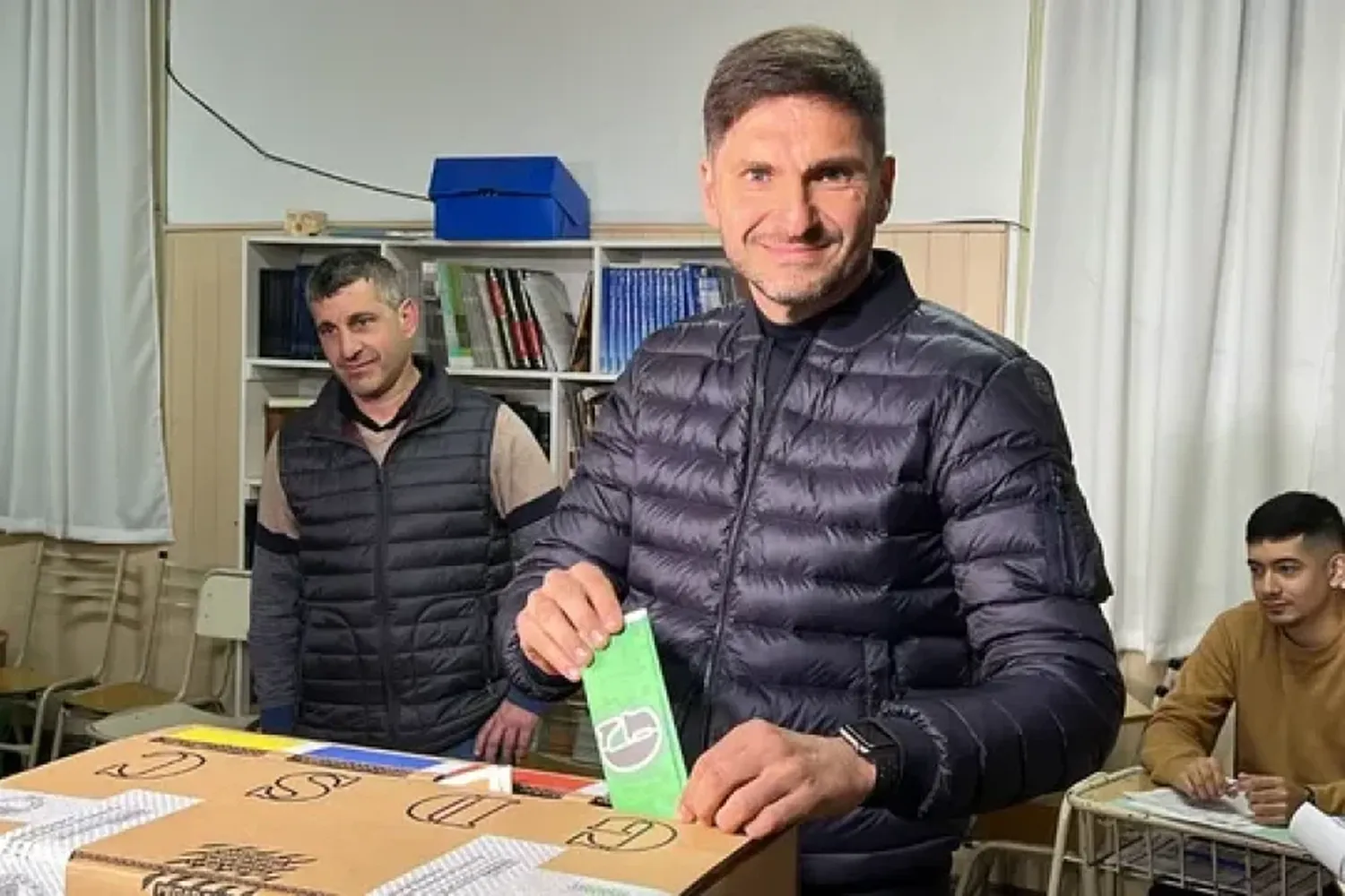 Maximiliano Pullaro: "Estoy feliz y contento, en mi escuela, en el aula donde cursé segundo grado.