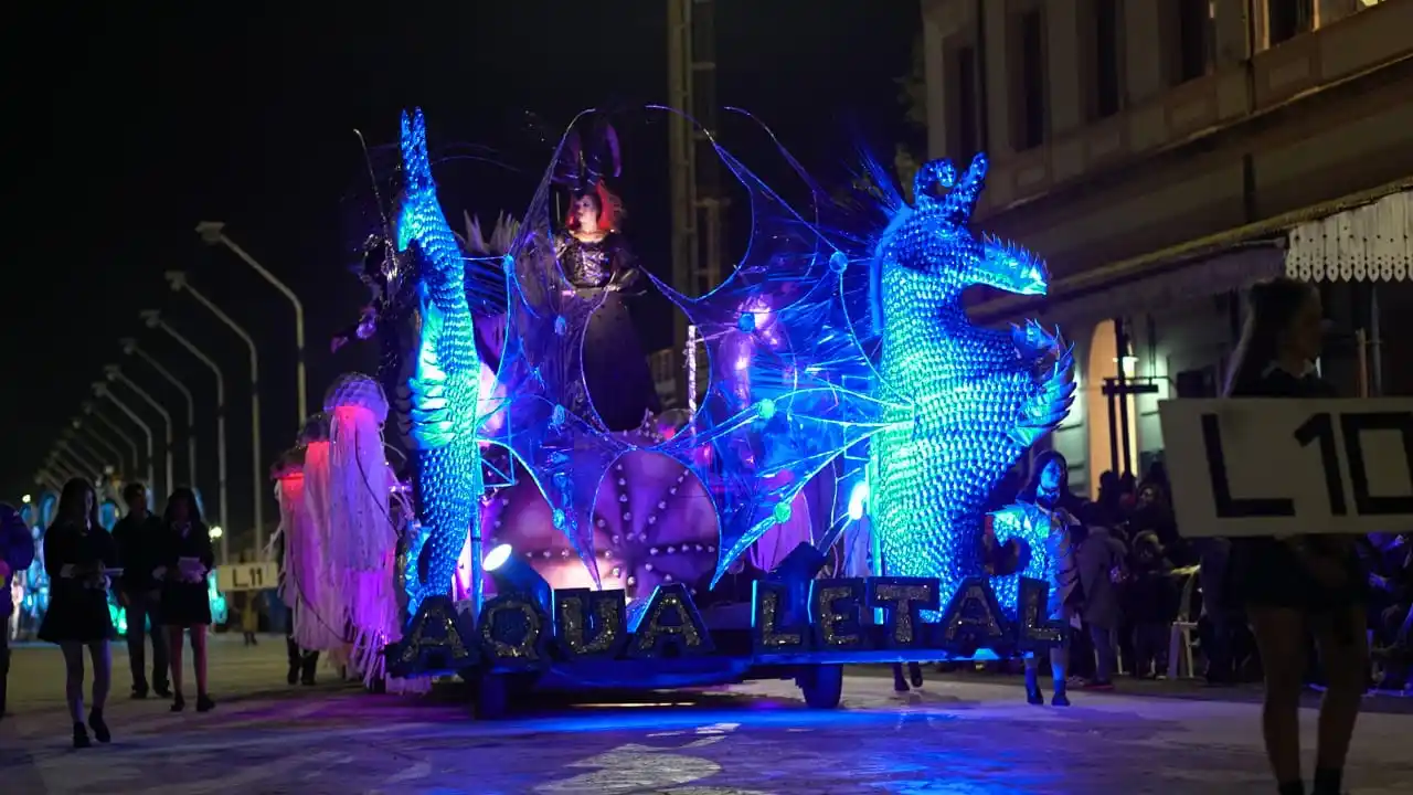 Las carrozas vencieron al frío y al mal tiempo y festejaron la edición 60º del tradicional desfile