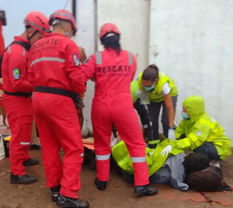 Un hombre tuvo que ser hospitalizado después de que una sombrilla se incrustara en su pierna
