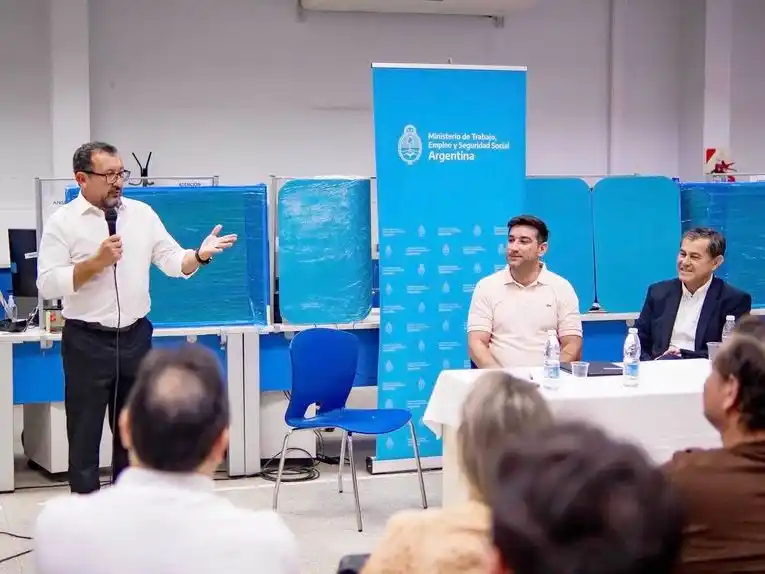 Insólito: un funcionario de Milei encabezó la
toma ilegal de un edificio público en Formosa