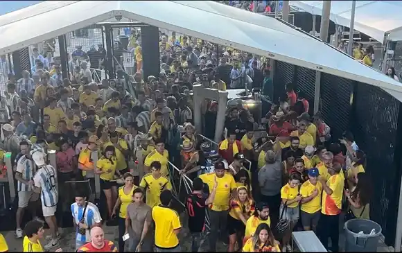 ¿LO PAGARÁN CARO? Aficionados demandan a organizadores de final de la Copa América por caos en el estadio