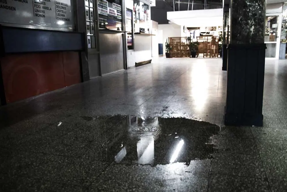 Con goteras, charcos y sin luz,  la Terminal recibe al turismo