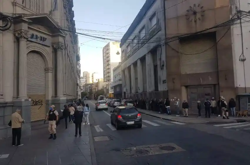Para descomprimir las largas filas de jubilados, los bancos abrirán sábado y domingo