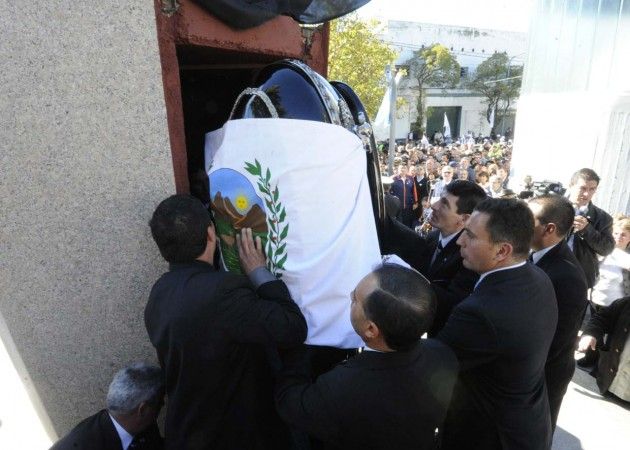 Los restos del "Mono" Gatica ya descansan en San Luis
