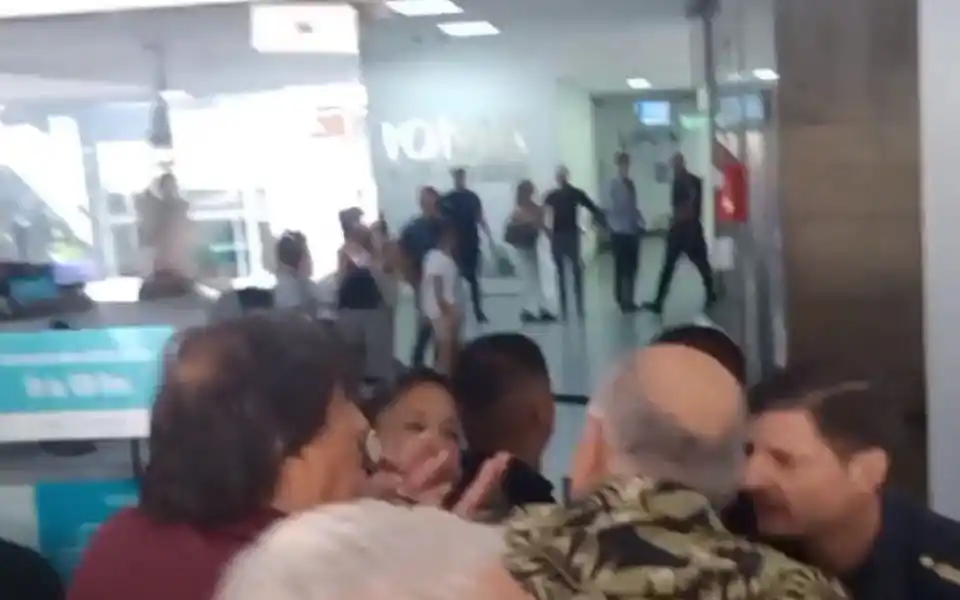 La policía impide el acceso de los manifestantes en la sede central en La Plata (FOTO: Diario El Día).