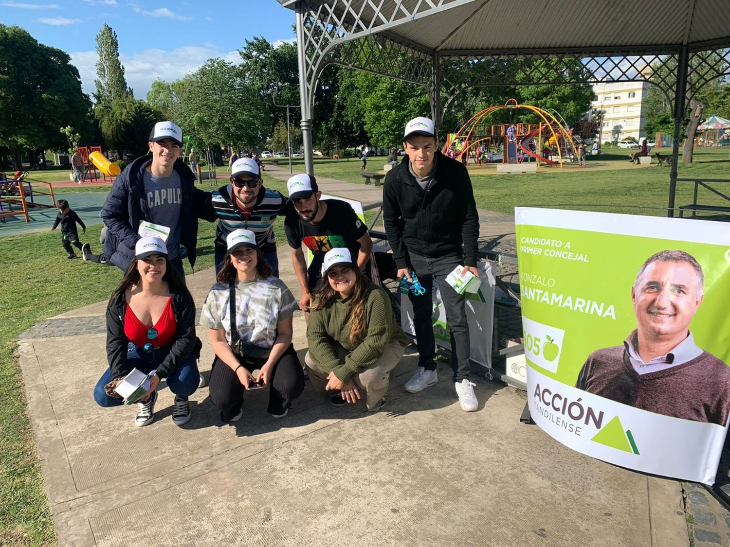 Los jóvenes de Acción Tandilense y una actividad didáctica sobre el corte de boleta