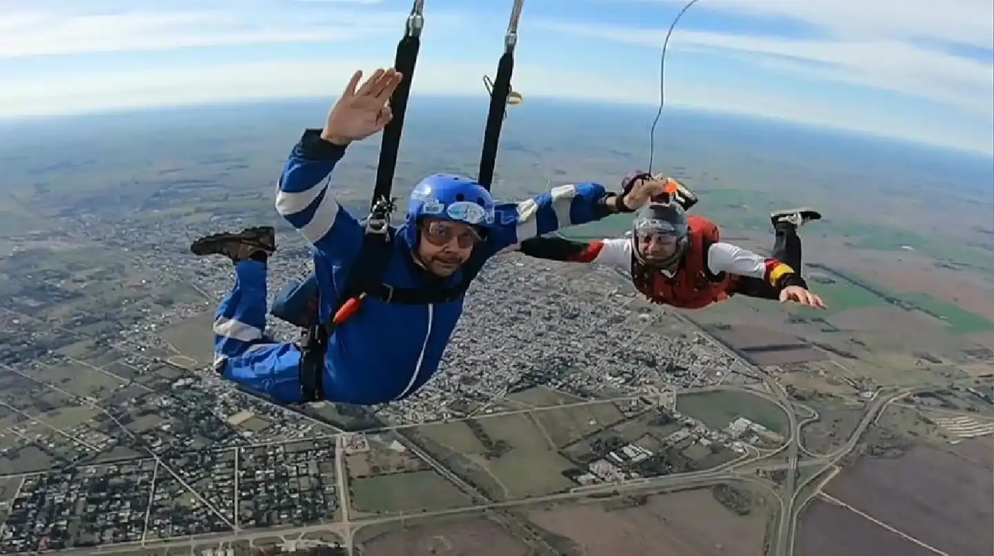 Tragedia en Lobos: Un hombre saltó con un paracaídas, no se abrió y murió
