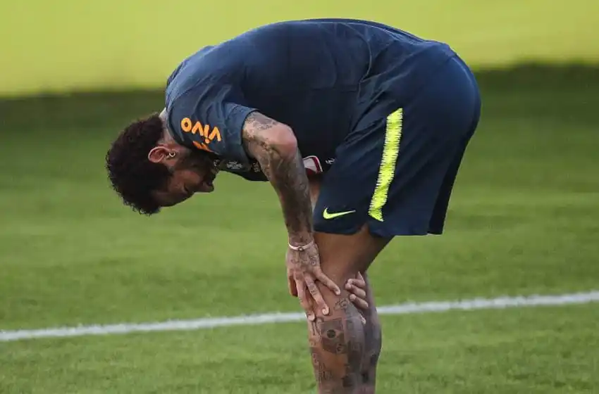 Neymar mostró su tobillo