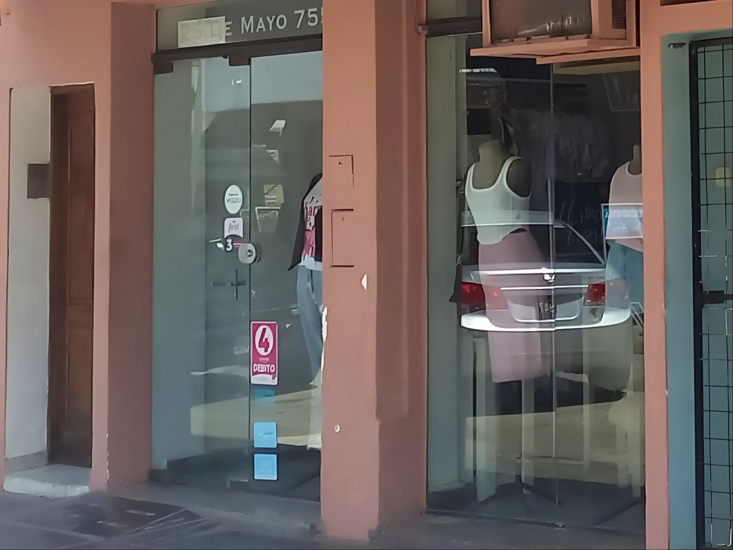 Forzaron la cerradura y robaron en una tienda de ropa en el centro