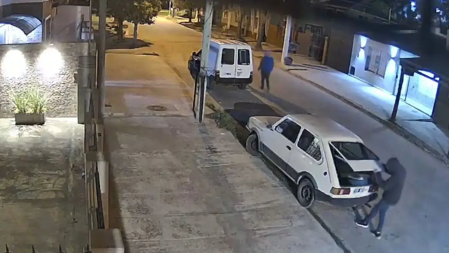 Los delincuentes quedaron registrados por cámaras de seguridad en el momento que abren los vehículos estacionados durante la madrugada.