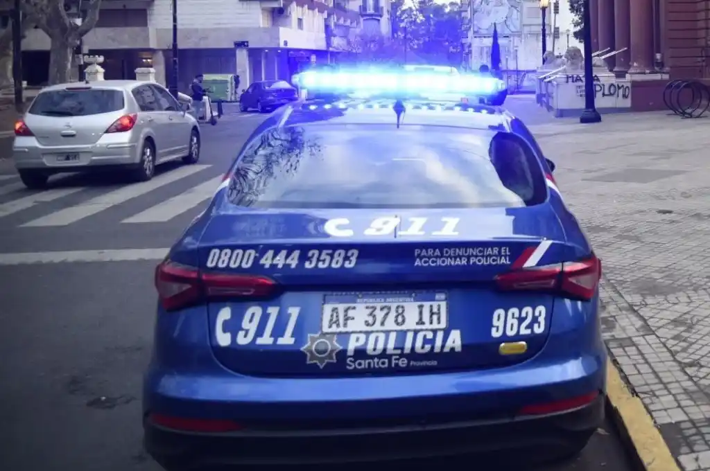 Personal del Comando Radioeléctrico que estaba patrullando la zona rápidamente se acercó al lugar