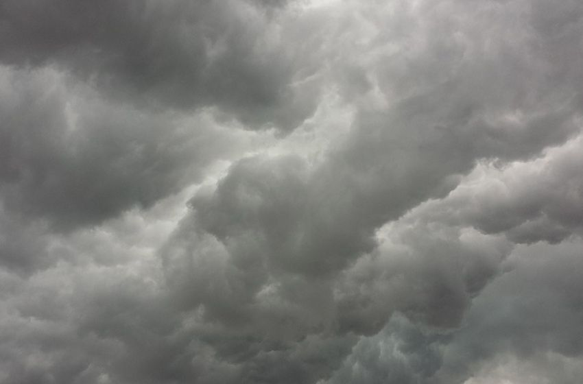 El día amaneció con un colchón de nubes grises y con la humedad al 96%