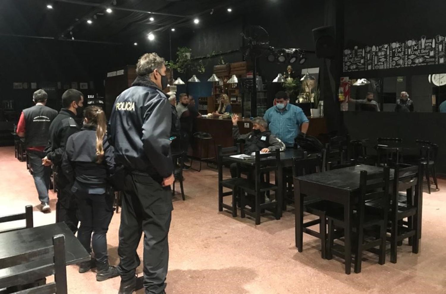 Clausuraron dos bares por no contar con habilitación