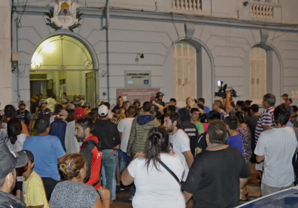Seis policías condenados por un incendio mortal en una comisaría
