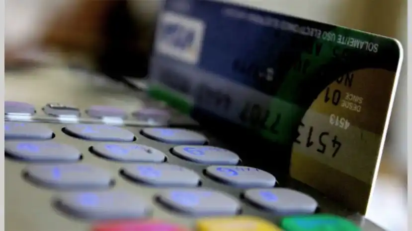 Abonar con débito o crédito en un solo pago es como hacerlo en efectivo y está prohibido cobrar recargo