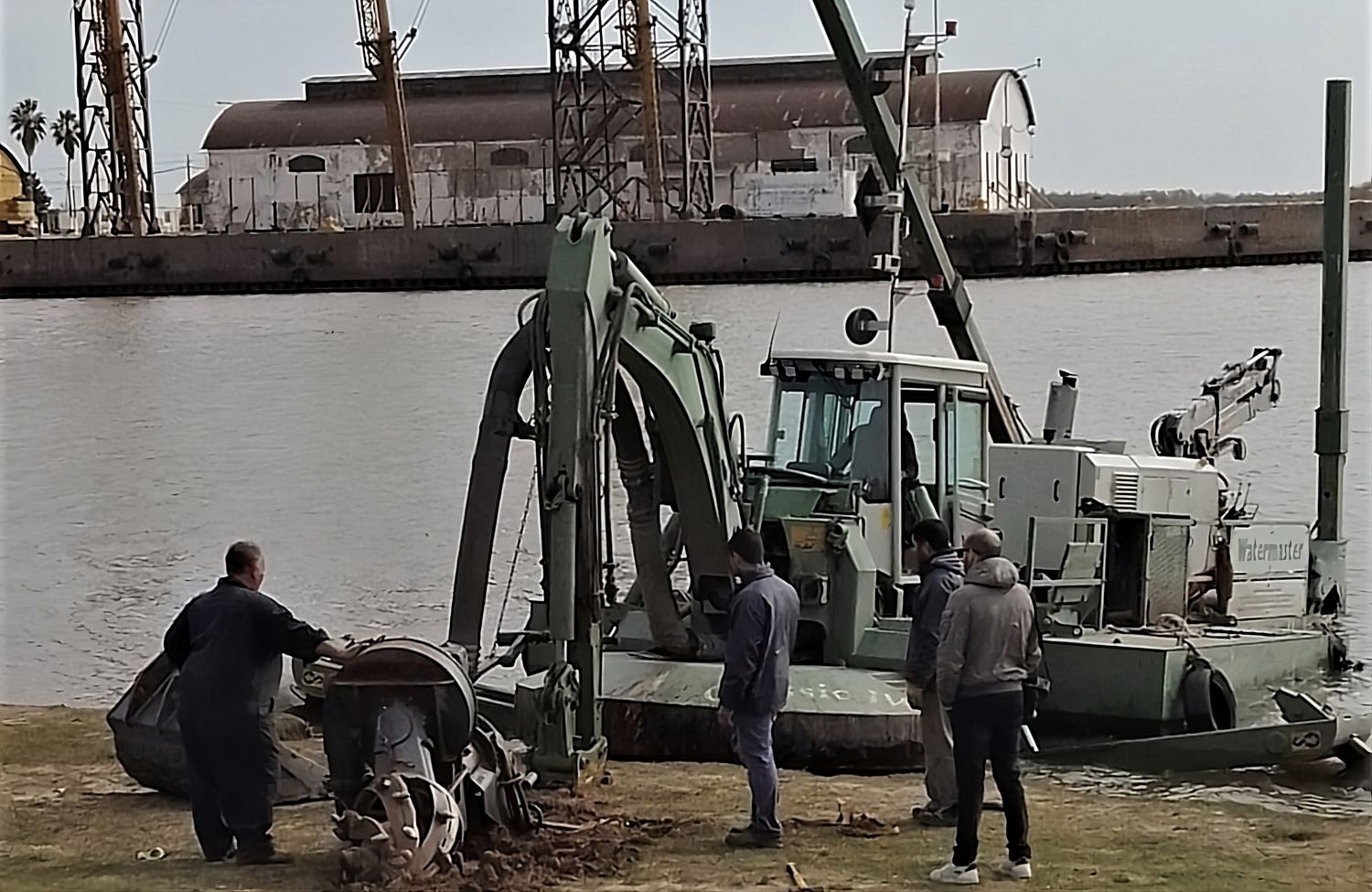 Una draga anfibia llegó al Puerto para trabajar en la dársena de cabotaje y el Espigón Nº 2
