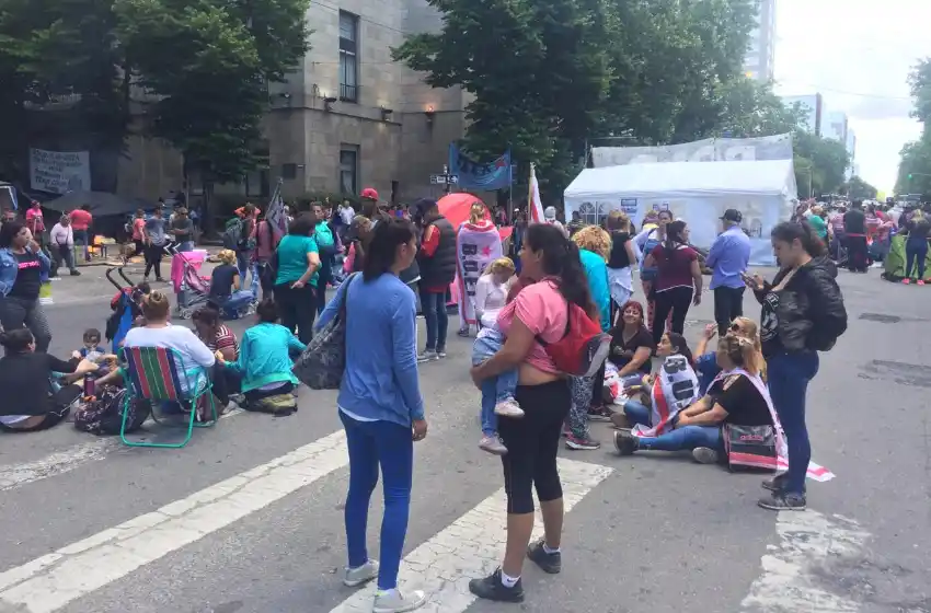 Organizaciones sociales cortan el tránsito en Luro e Yrigoyen