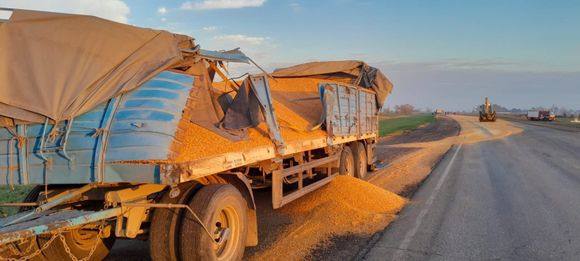 Ruta 34: un choque entre camiones provocó derrame de cereal y complicaciones en el tránsito