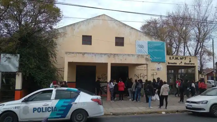 El violento hecho ocurrió en la Escuela N° 7 de Berazategui. Foto: Periódico El Progreso.