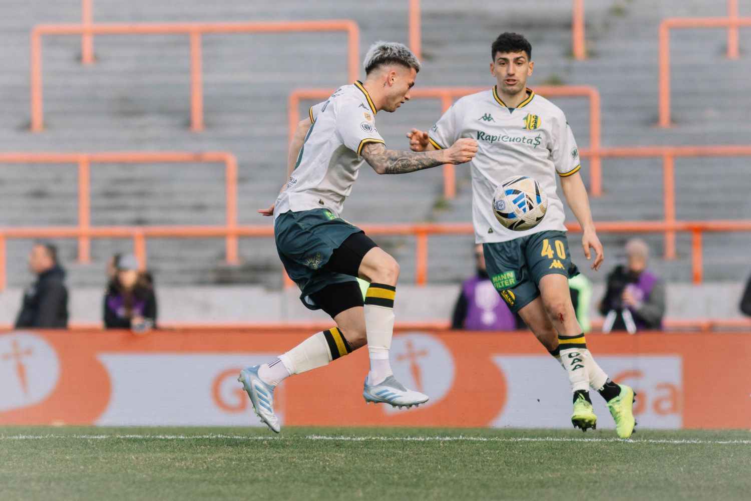 Tiago Serrago y Justo Giani en acción