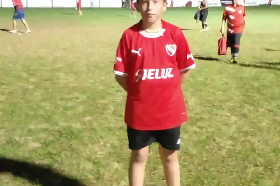 La historia de Pedro, el niño de 12 años que vendió sus botines para aportar a la colecta de Independiente