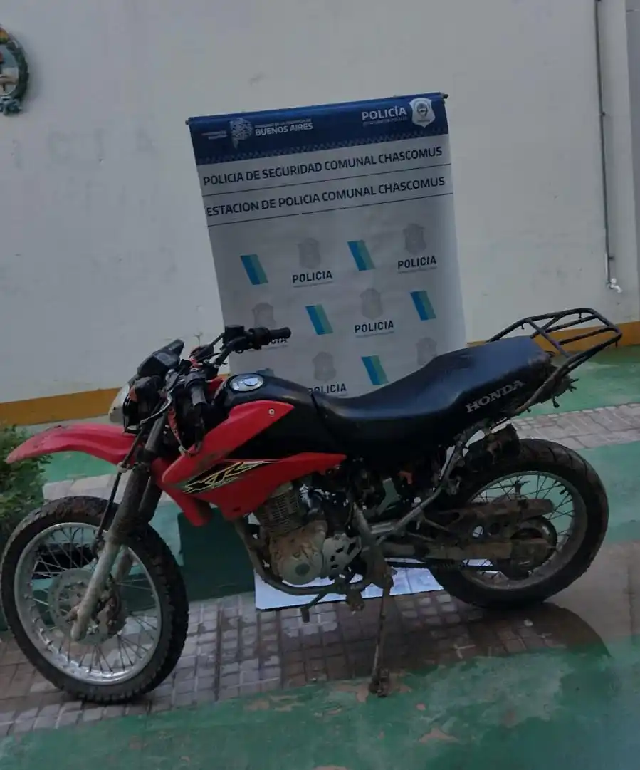 Persecución tras robo e incautación de moto y mochilas en el barrio Gallo Blanco